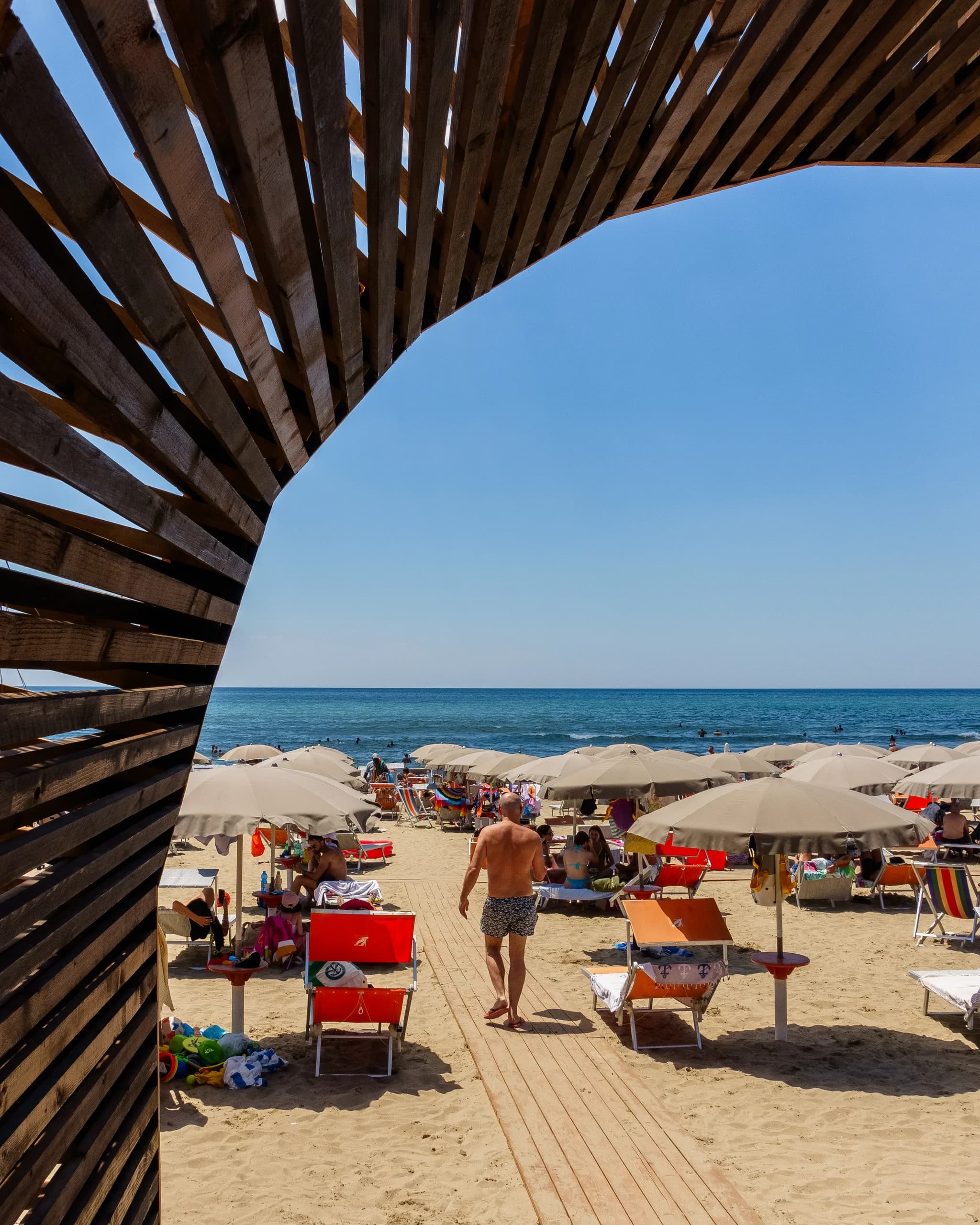 Vista del mare dagli spazi mediterranei di Playa Luna