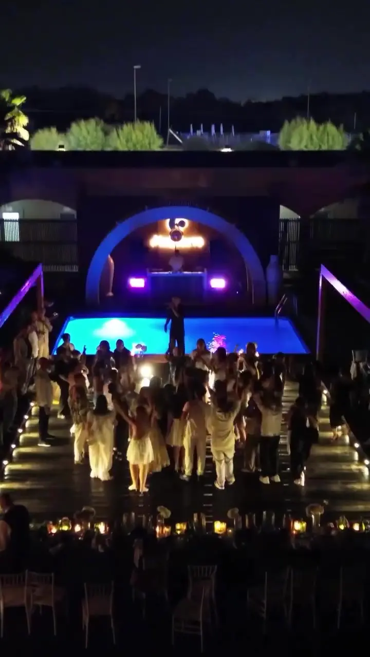 La sala e la pista illuminate durante una festa serale al Playa Luna