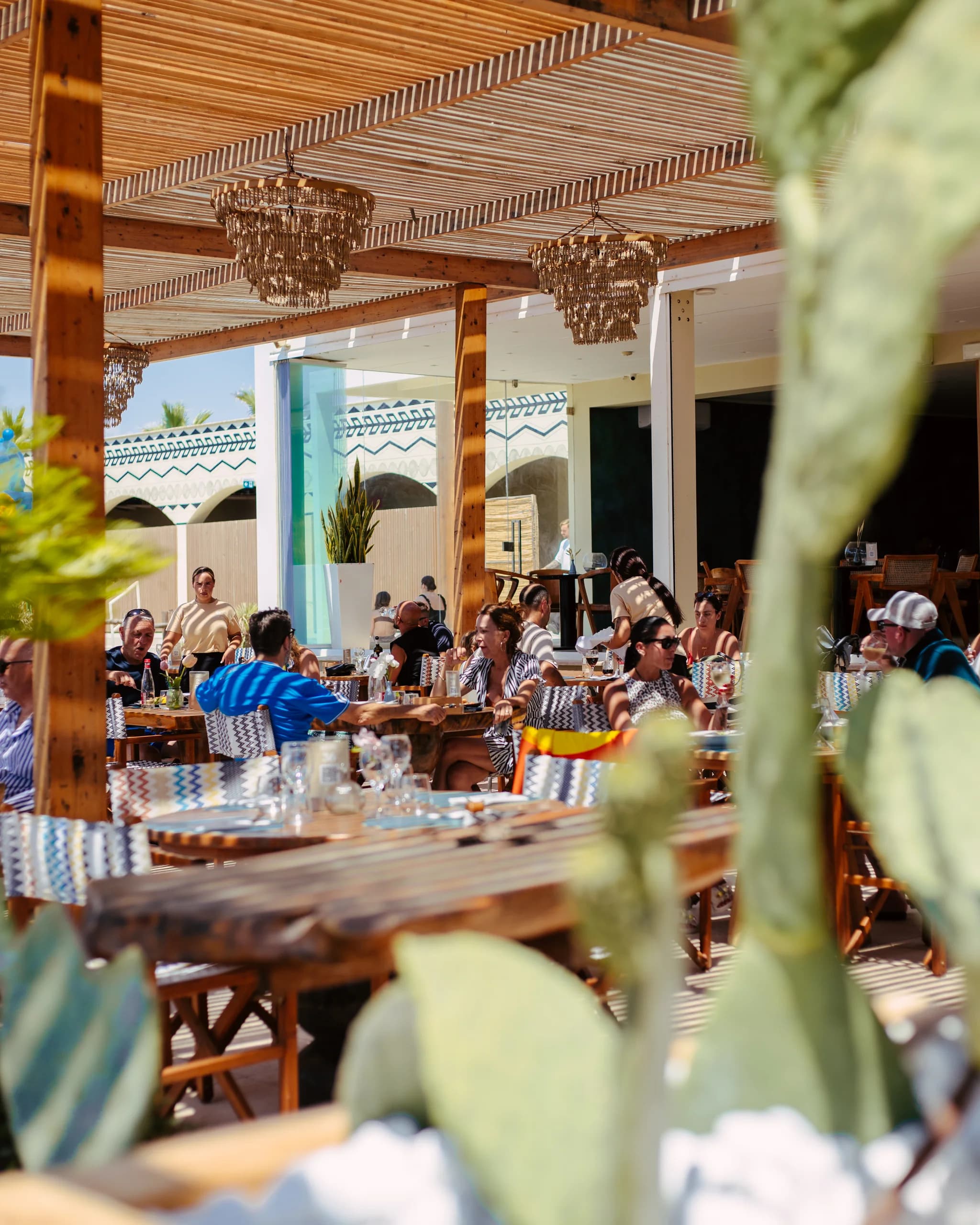 Ristorante sul mare Playa Luna a Varcaturo, con terrazza in legno, atmosfera estiva e tavoli affacciati sulla spiaggia.