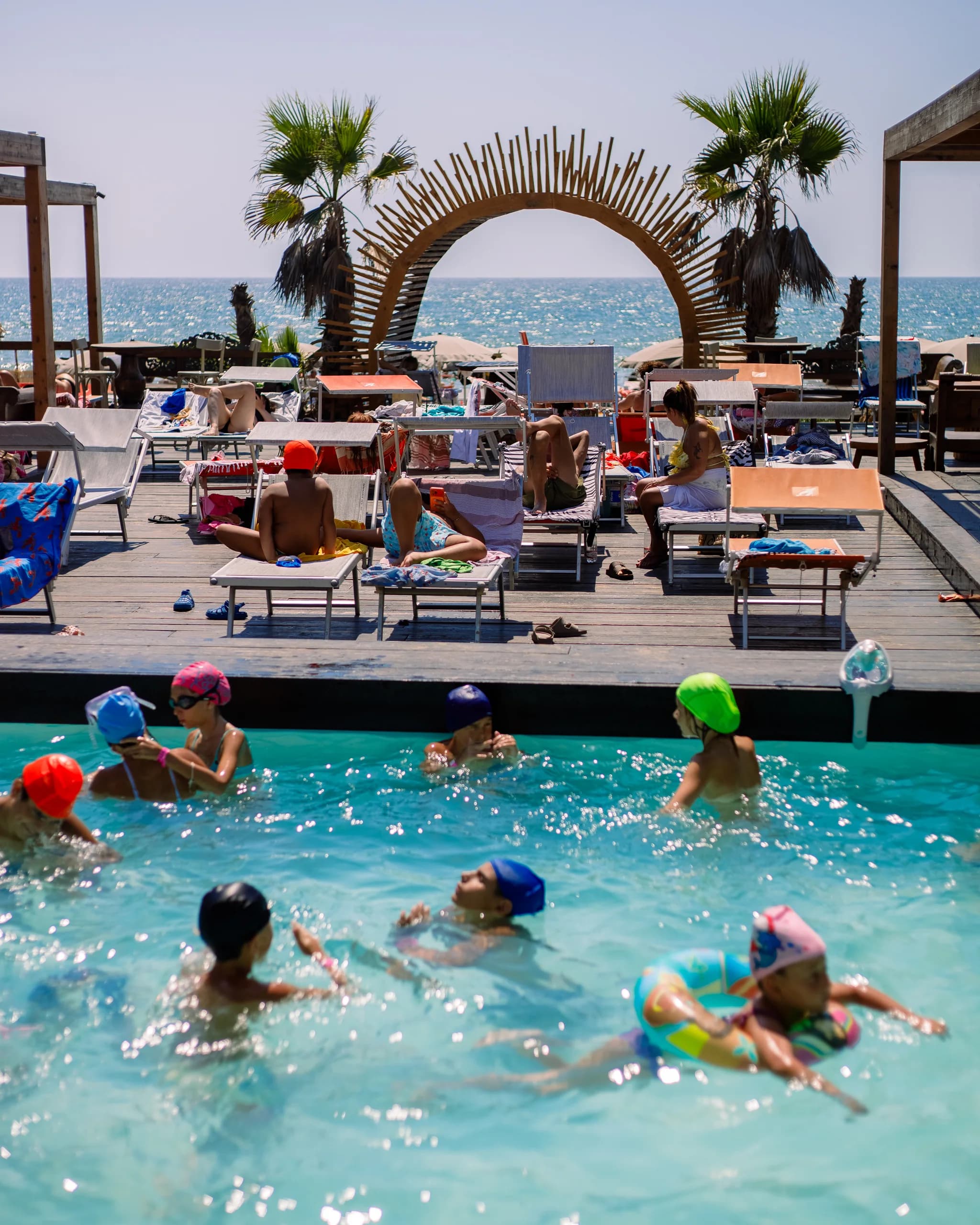 Lettino davanti alla piscina Playa Luna con il logo della struttura