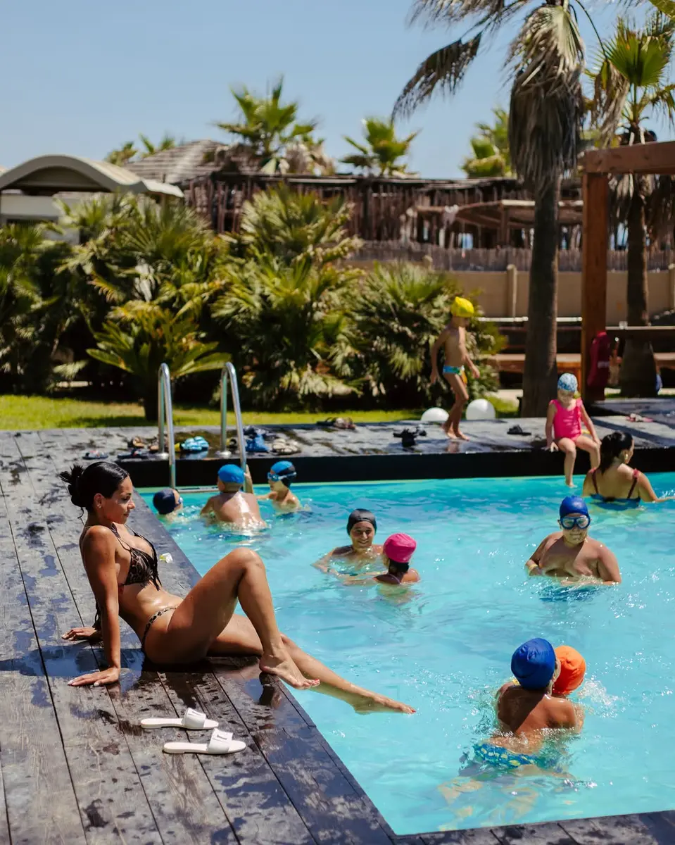Bambini e famiglie nella piscina interna di Playa Luna